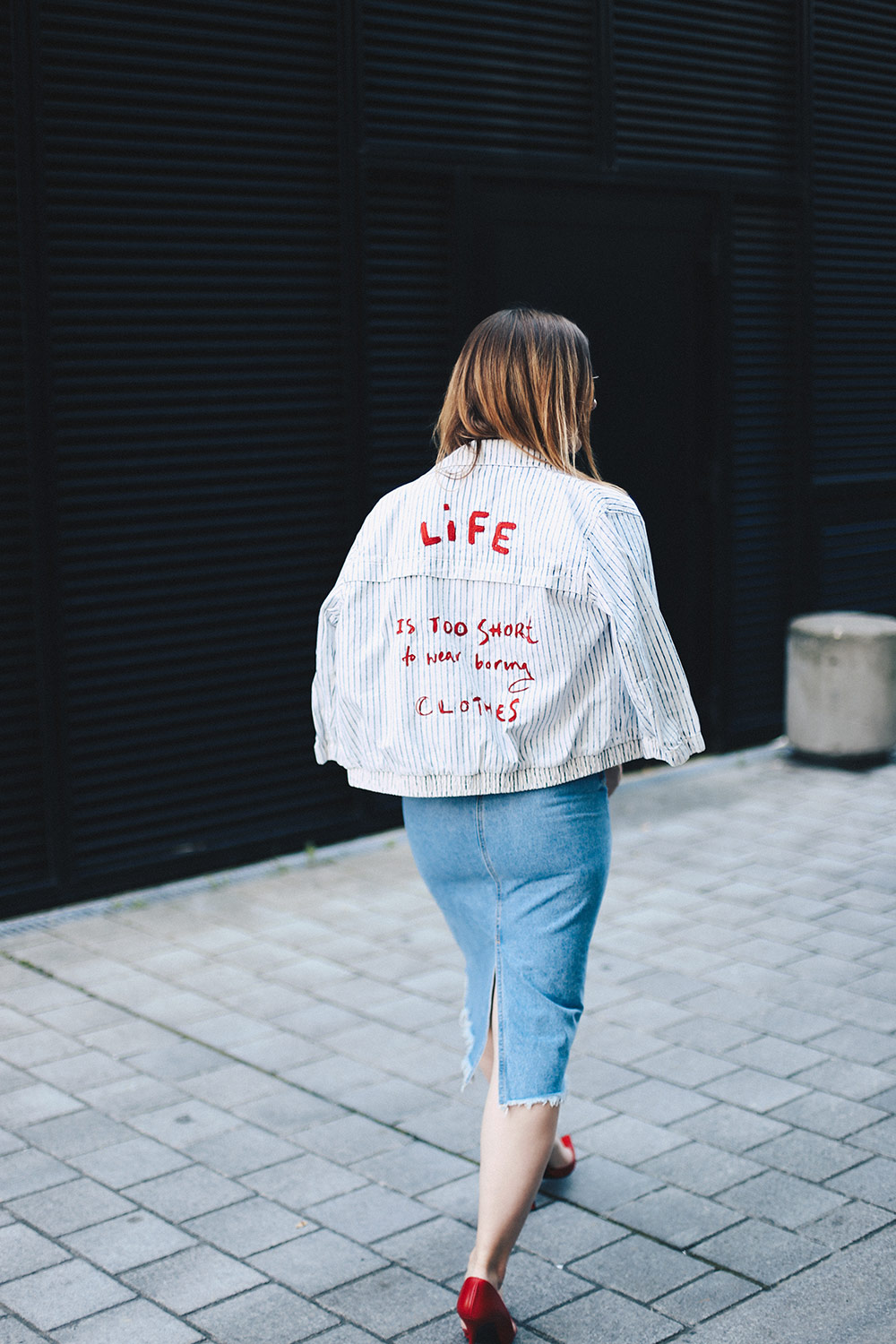 Midi Jeansrock mit Rissen, gestreifte Bomberjacke, rotes Shirt, Chanel Flap Bag, Streetstyle Innsbruck, Fashion Blog, Mode Magazin, whoismocca.me