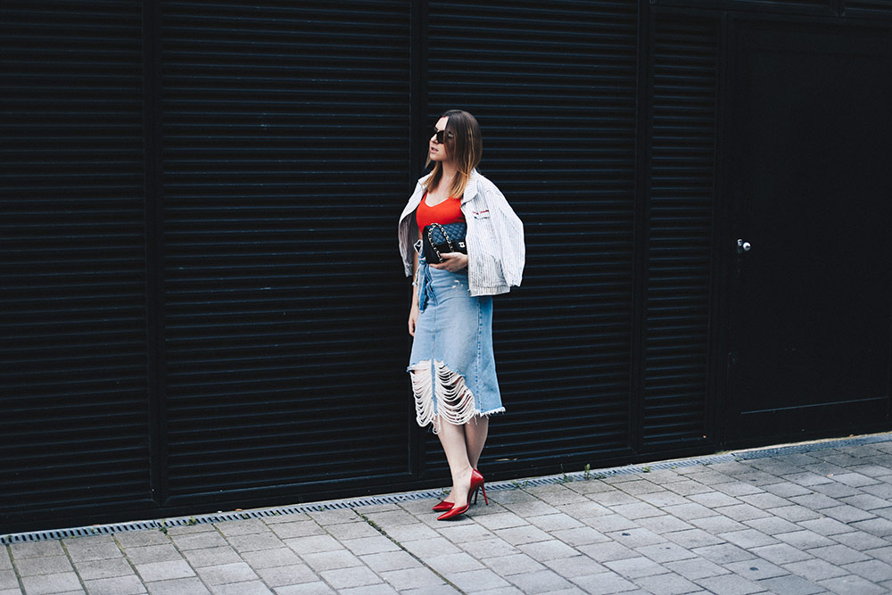 Midi Jeansrock mit Rissen, gestreifte Bomberjacke, rotes Shirt, Chanel Flap Bag, Streetstyle Innsbruck, Fashion Blog, Mode Magazin, whoismocca.me