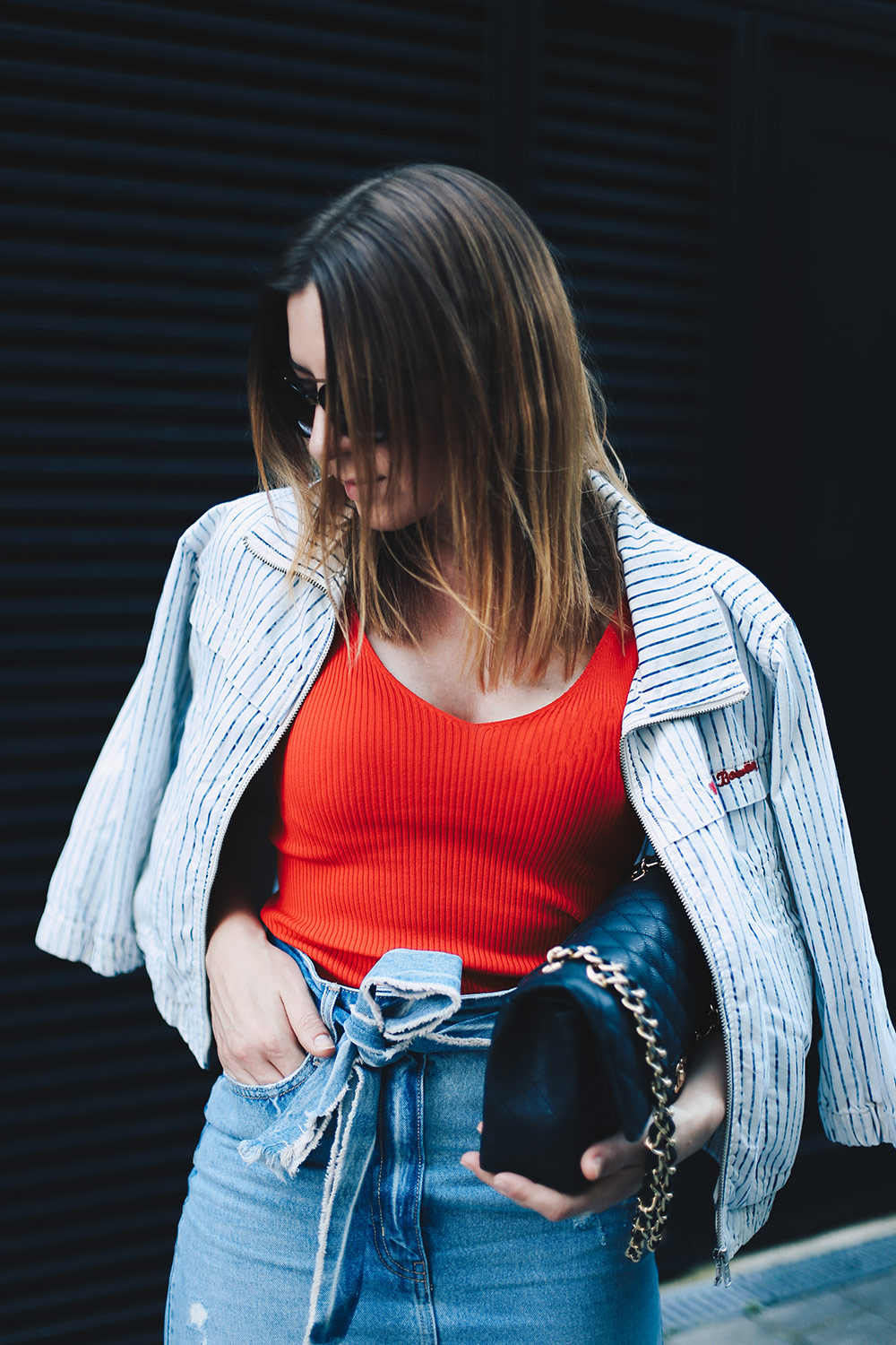 Midi Jeansrock mit Rissen, gestreifte Bomberjacke, rotes Shirt, Chanel Flap Bag, Streetstyle Innsbruck, Fashion Blog, Mode Magazin, whoismocca.me