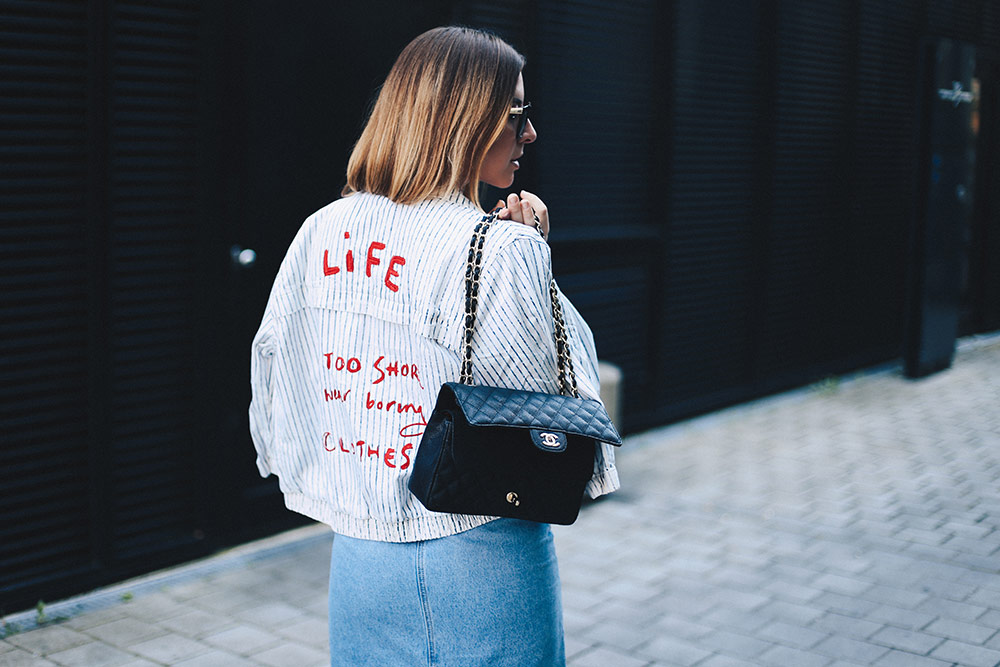 Midi Jeansrock mit Rissen, gestreifte Bomberjacke, rotes Shirt, Chanel Flap Bag, Streetstyle Innsbruck, Fashion Blog, Mode Magazin, whoismocca.me