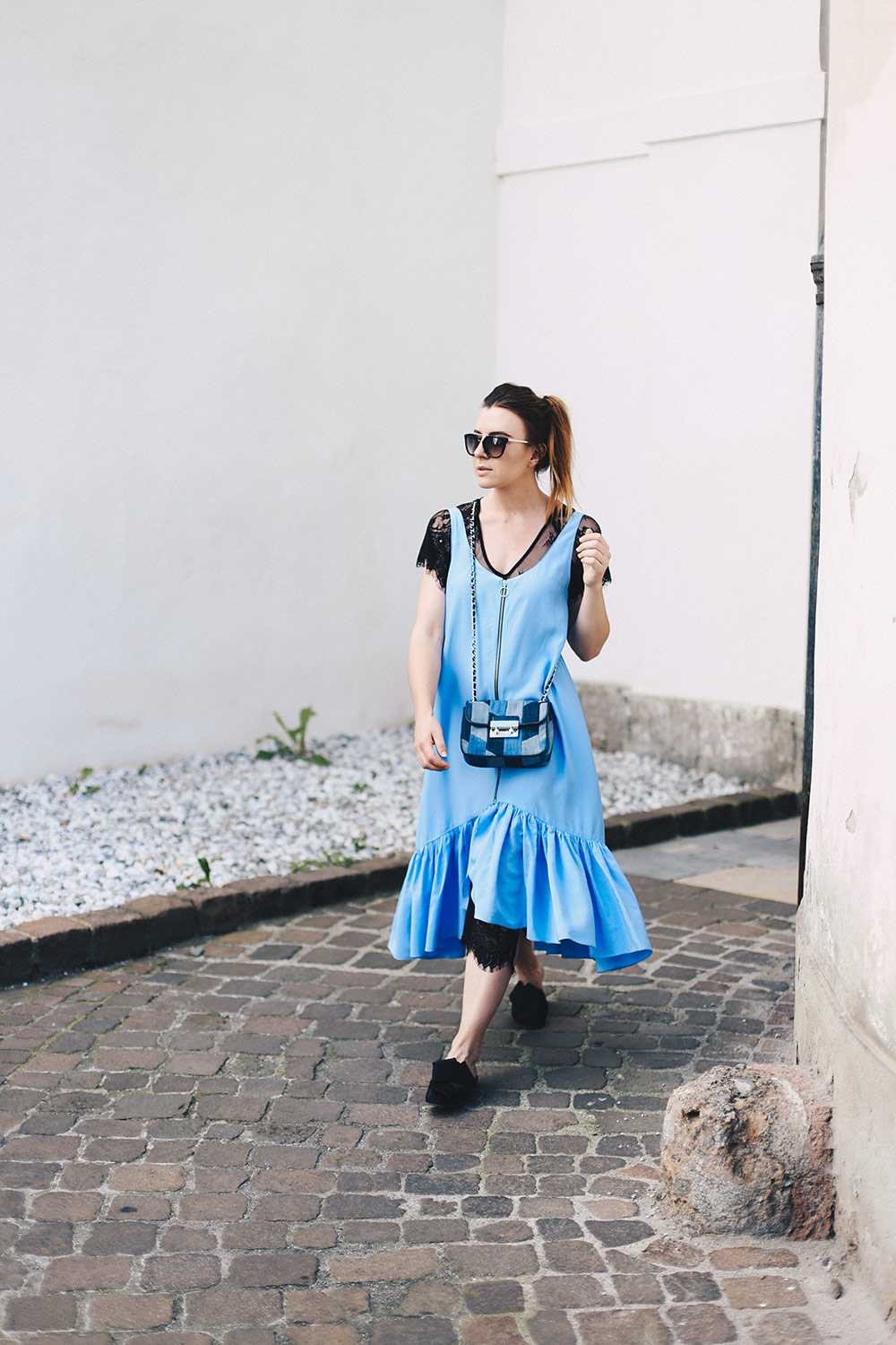 2 Trends, 2 Kleider, 1 Outfit - So kombiniere ich Spitze mit Volant, Outfitidee für Midikleider, hellblaues Kleid, Schwarzes Spitzenkleid, Michael Kors Denim Tasche, Mules, Fashion Blog, Modeblog, whoismocca.me