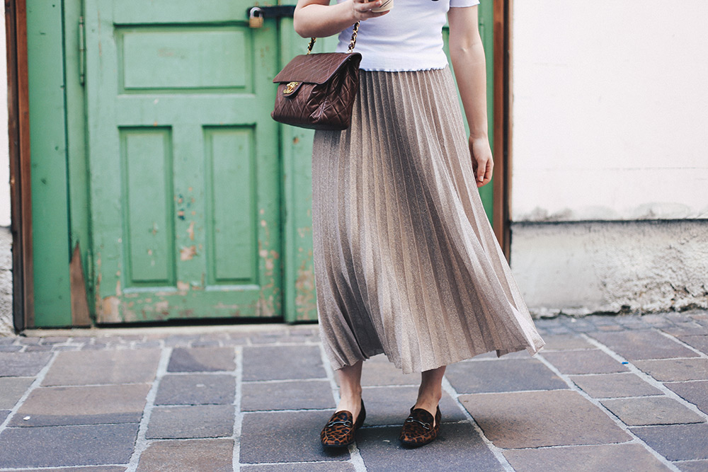 Plisseé Rock, 80s Shirt und Leo Loafer, Chanel Flap Bag Braun, Dolce & Gabbana Sonnenbrille, Fashion Blog, Modeblog, Streetstyle, whoismocca.me