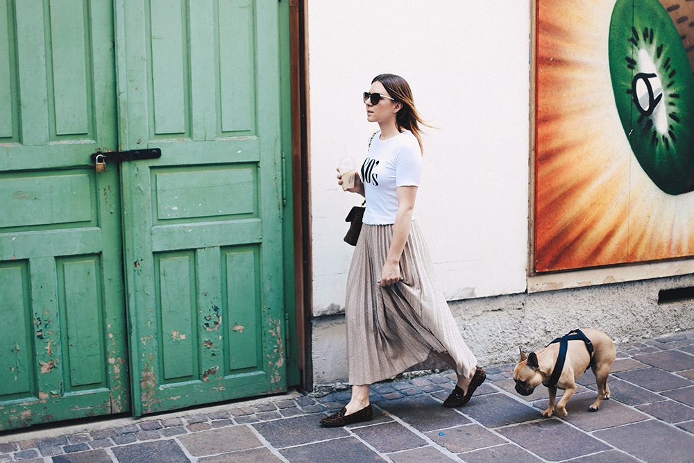 Plisseé Rock, 80s Shirt und Leo Loafer, Chanel Flap Bag Braun, Dolce & Gabbana Sonnenbrille, Fashion Blog, Modeblog, Streetstyle, whoismocca.me