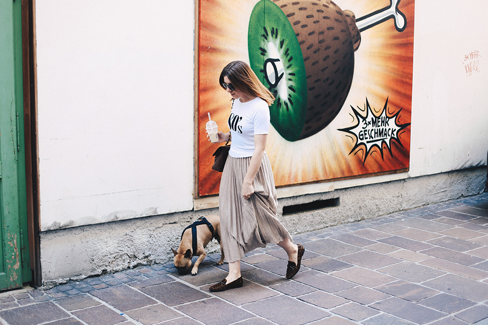 Plisseé Rock, 80s Shirt und Leo Loafer, Chanel Flap Bag Braun, Dolce & Gabbana Sonnenbrille, Fashion Blog, Modeblog, Streetstyle, whoismocca.me