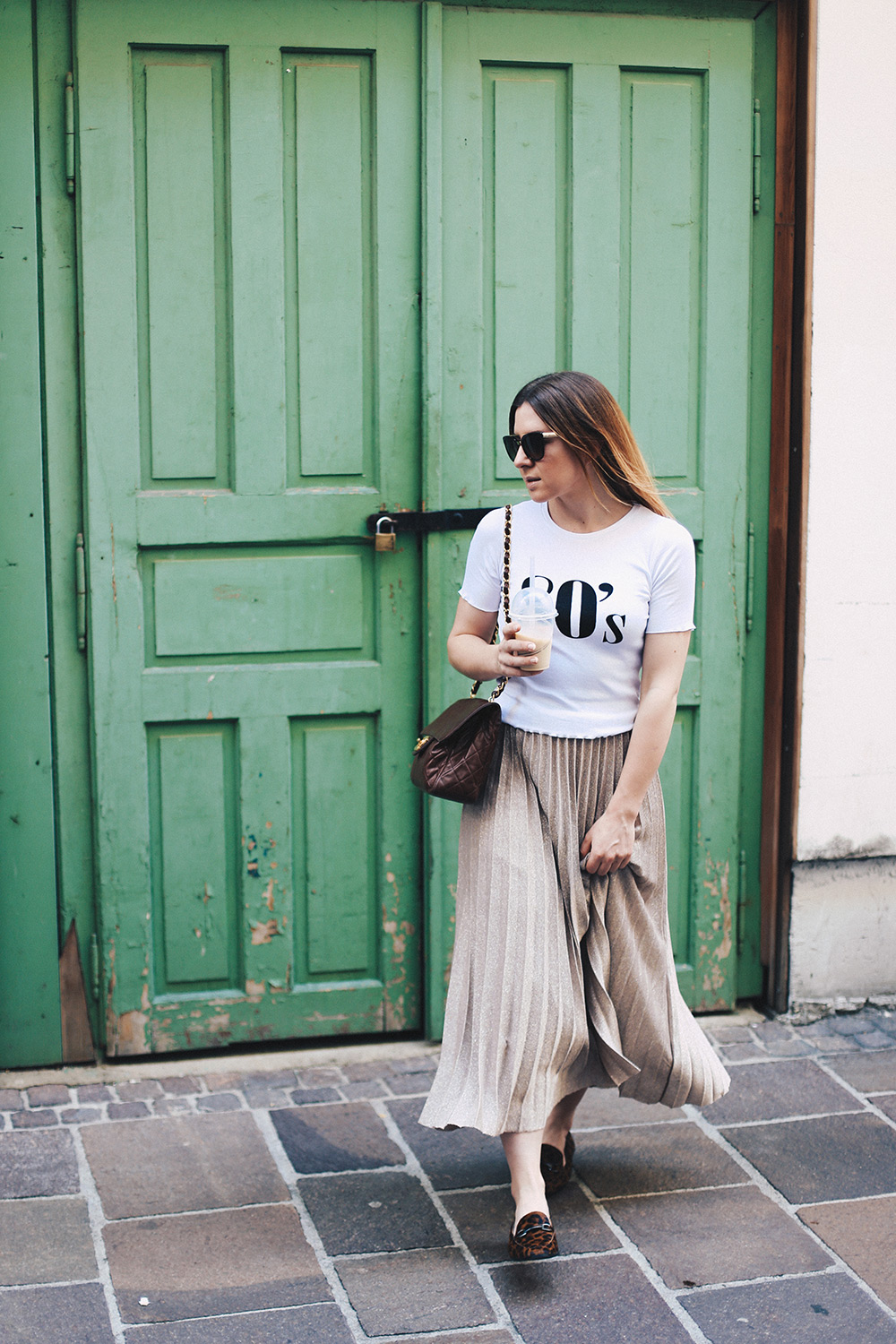 Plisseé Rock, 80s Shirt und Leo Loafer, Chanel Flap Bag Braun, Dolce & Gabbana Sonnenbrille, Fashion Blog, Modeblog, Streetstyle, whoismocca.me