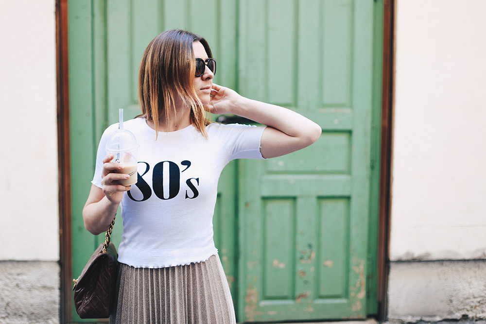 Plisseé Rock, 80s Shirt und Leo Loafer, Chanel Flap Bag Braun, Dolce & Gabbana Sonnenbrille, Fashion Blog, Modeblog, Streetstyle, whoismocca.me