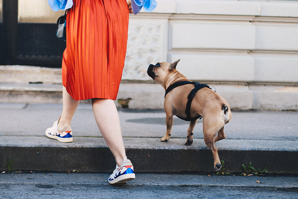 Roter Plissee-Rock, Oversize-Bluse, Isabel Marant Gilly Sneakers, Fashion Blog, Modeblog, Streetstyle, Outfit Inspiration, whoismocca.me