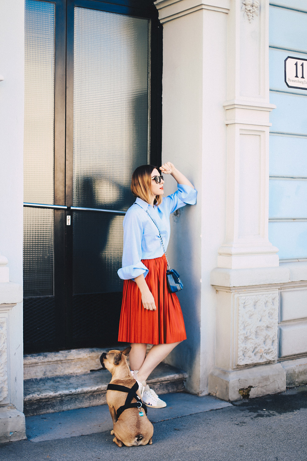 Roter Plissee-Rock, Oversize-Bluse, Isabel Marant Gilly Sneakers, Fashion Blog, Modeblog, Streetstyle, Outfit Inspiration, whoismocca.me