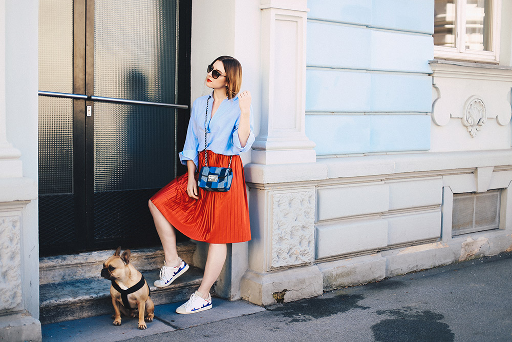 Roter Plissee-Rock, Oversize-Bluse, Isabel Marant Gilly Sneakers, Fashion Blog, Modeblog, Streetstyle, Outfit Inspiration, whoismocca.me