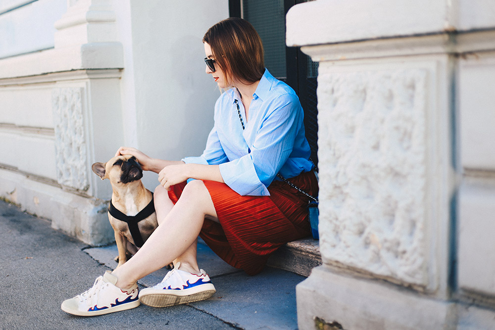 Roter Plissee-Rock, Oversize-Bluse, Isabel Marant Gilly Sneakers, Fashion Blog, Modeblog, Streetstyle, Outfit Inspiration, whoismocca.me