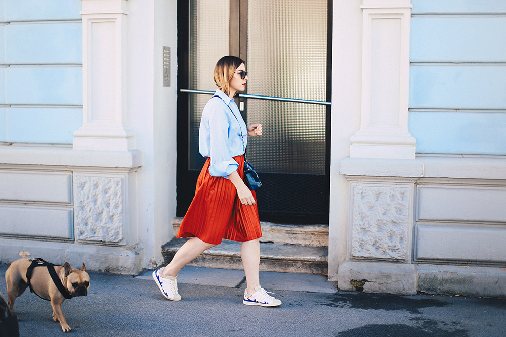 Roter Plissee-Rock, Oversize-Bluse, Isabel Marant Gilly Sneakers, Fashion Blog, Modeblog, Streetstyle, Outfit Inspiration, whoismocca.me