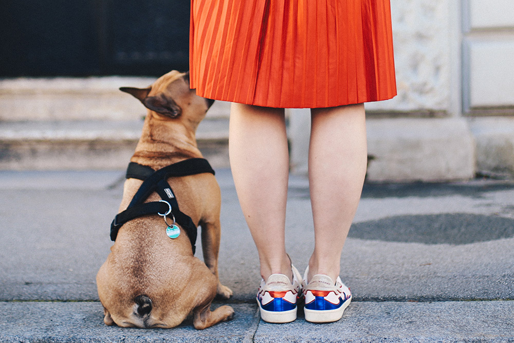 Roter Plissee-Rock, Oversize-Bluse, Isabel Marant Gilly Sneakers, Fashion Blog, Modeblog, Streetstyle, Outfit Inspiration, whoismocca.me