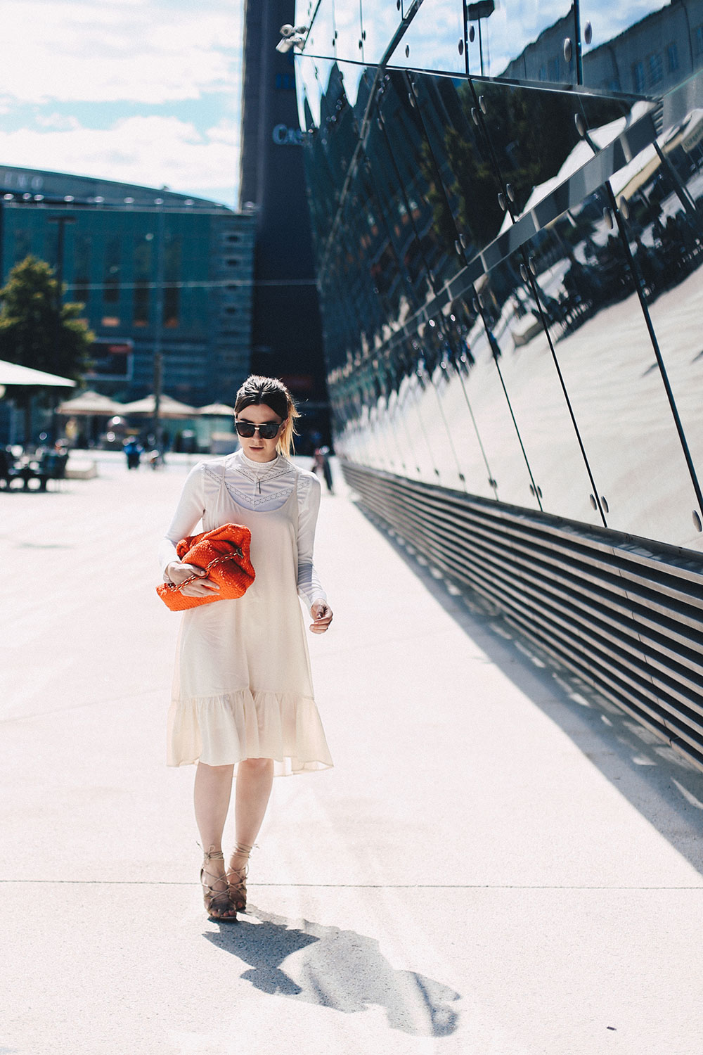 Spitzen-Bluse unter Kleid mit Volants, Trägerkleid im Alltag, Gestuz Kleid, Nina Ricci Tasche rot, Schutz High Heels, Outfit, Streetstyle, Modeblog, Fashion Blog, whoismocca.me