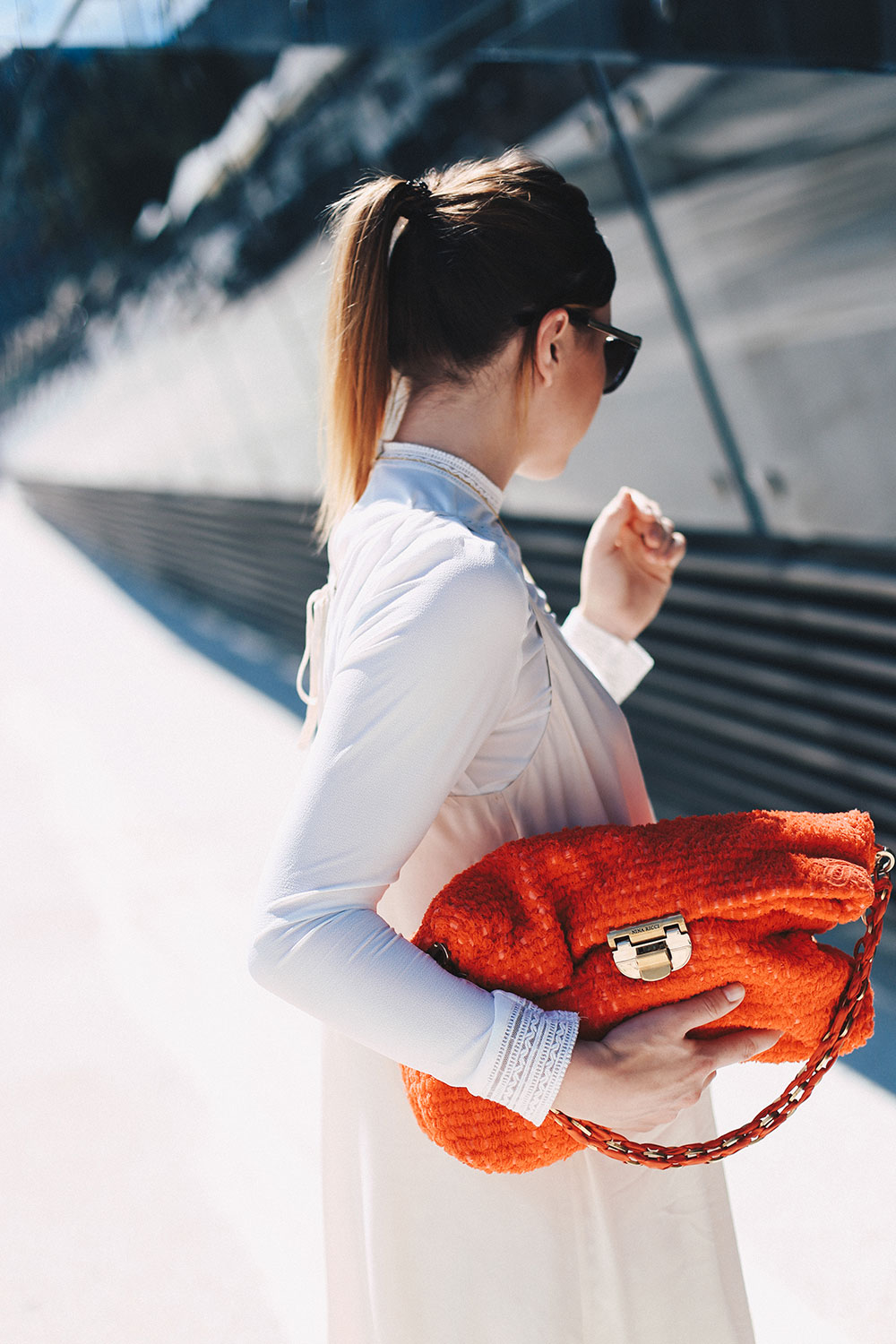 Spitzen-Bluse unter Kleid mit Volants, Trägerkleid im Alltag, Gestuz Kleid, Nina Ricci Tasche rot, Schutz High Heels, Outfit, Streetstyle, Modeblog, Fashion Blog, whoismocca.me