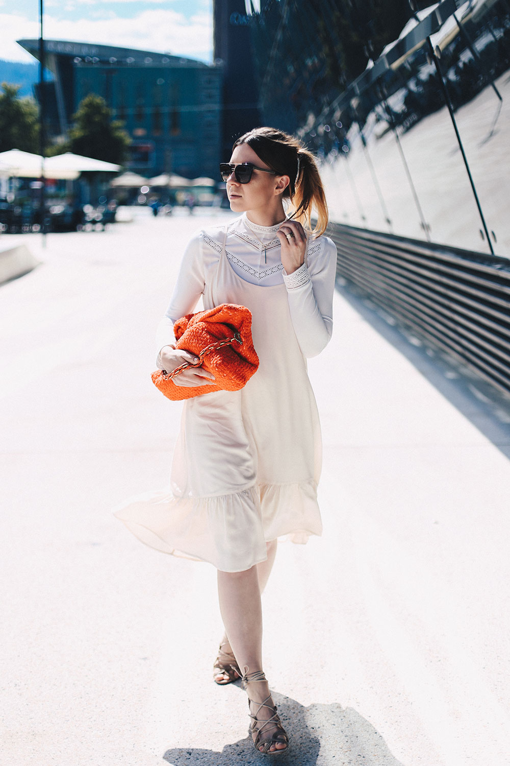 Spitzen-Bluse unter Kleid mit Volants, Trägerkleid im Alltag, Gestuz Kleid, Nina Ricci Tasche rot, Schutz High Heels, Outfit, Streetstyle, Modeblog, Fashion Blog, whoismocca.me