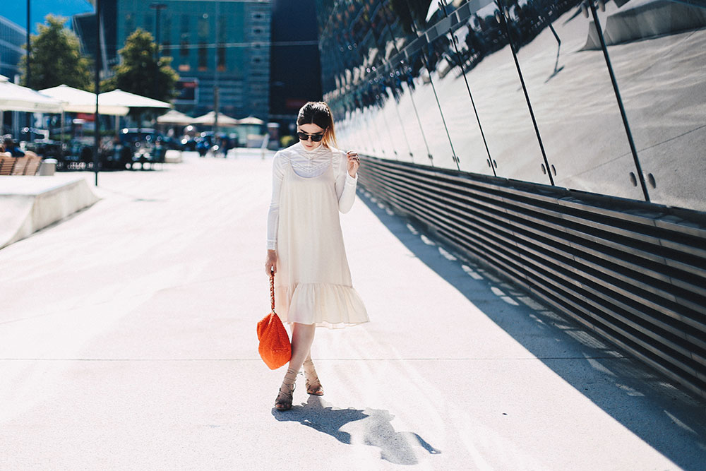 Spitzen-Bluse unter Kleid mit Volants, Trägerkleid im Alltag, Gestuz Kleid, Nina Ricci Tasche rot, Schutz High Heels, Outfit, Streetstyle, Modeblog, Fashion Blog, whoismocca.me