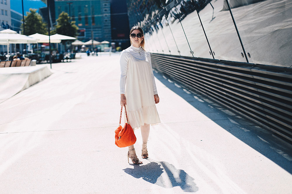 Spitzen-Bluse unter Kleid mit Volants, Trägerkleid im Alltag, Gestuz Kleid, Nina Ricci Tasche rot, Schutz High Heels, Outfit, Streetstyle, Modeblog, Fashion Blog, whoismocca.me