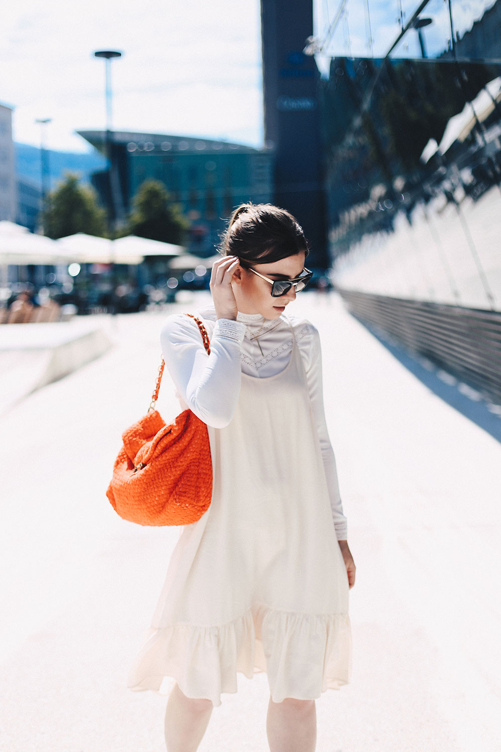 Spitzen-Bluse unter Kleid mit Volants, Trägerkleid im Alltag, Gestuz Kleid, Nina Ricci Tasche rot, Schutz High Heels, Outfit, Streetstyle, Modeblog, Fashion Blog, whoismocca.me