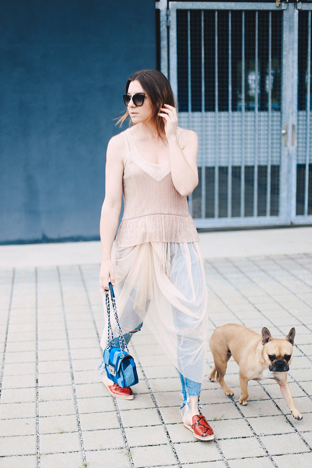 Tüllkleid, Camisole Top, ripped Jeans, rote Slipper, Michael Kors Tasche, Streetstyle Innsbruck, Modeblog, Fashion Magazin, whoismocca.me