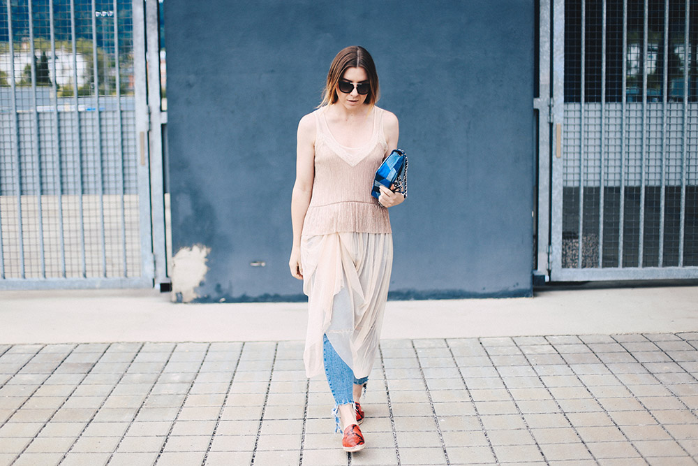 Tüllkleid, Camisole Top, ripped Jeans, rote Slipper, Michael Kors Tasche, Streetstyle Innsbruck, Modeblog, Fashion Magazin, whoismocca.me