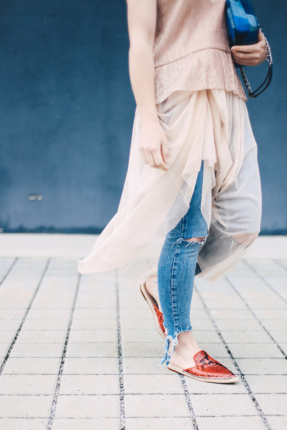 Tüllkleid, Camisole Top, ripped Jeans, rote Slipper, Michael Kors Tasche, Streetstyle Innsbruck, Modeblog, Fashion Magazin, whoismocca.me