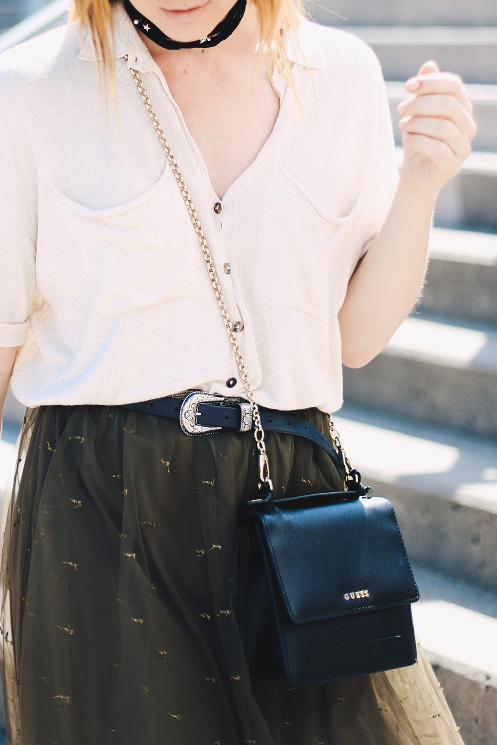 Für etwas Glamour im Alltag: Das Outfit mit Tüllrock, Boots mit Schleife von uterque, Strick-Shirt, Guess Tasche, Choker, Fashion Blog, Modeblog, whoismocca.me