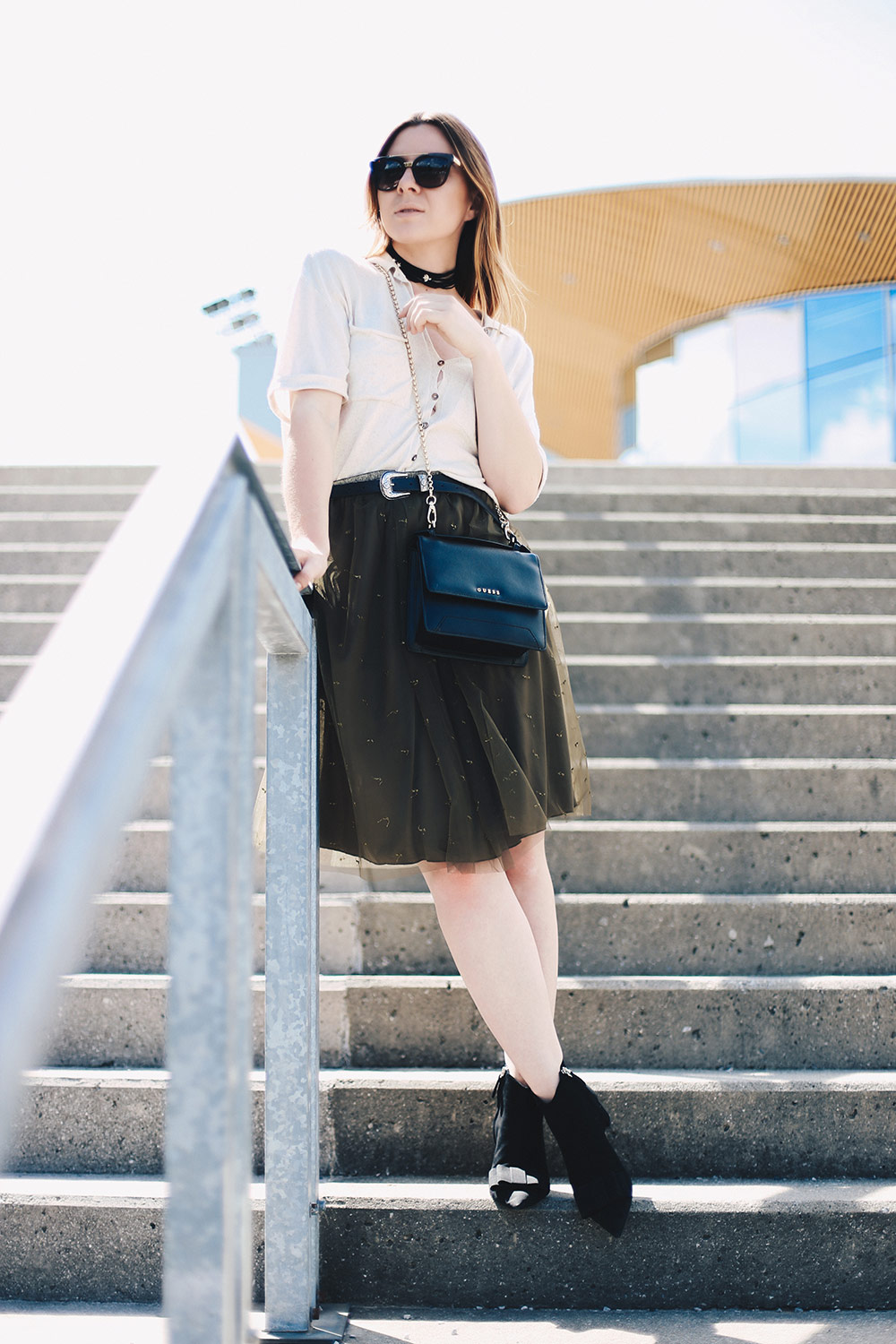 Für etwas Glamour im Alltag: Das Outfit mit Tüllrock, Boots mit Schleife von uterque, Strick-Shirt, Guess Tasche, Choker, Fashion Blog, Modeblog, whoismocca.me