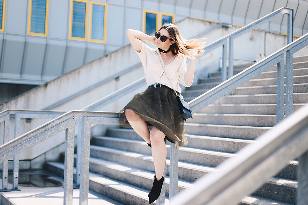 Für etwas Glamour im Alltag: Das Outfit mit Tüllrock, Boots mit Schleife von uterque, Strick-Shirt, Guess Tasche, Choker, Fashion Blog, Modeblog, whoismocca.me