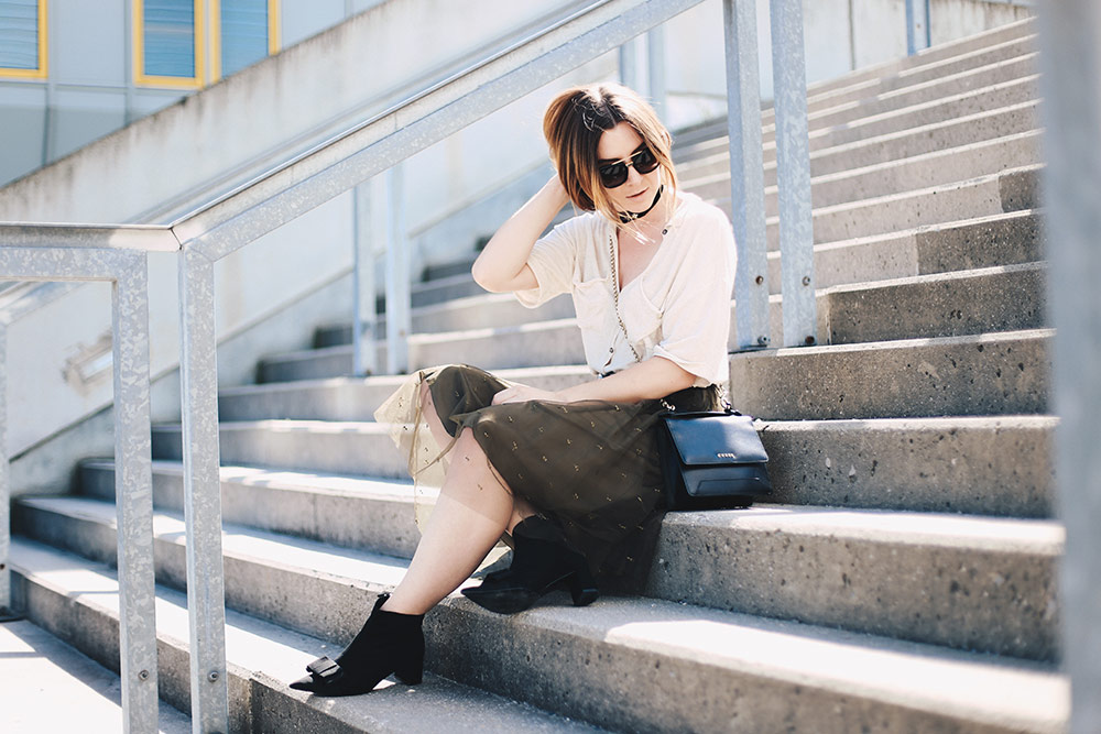 Für etwas Glamour im Alltag: Das Outfit mit Tüllrock, Boots mit Schleife von uterque, Strick-Shirt, Guess Tasche, Choker, Fashion Blog, Modeblog, whoismocca.me