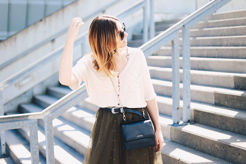 Für etwas Glamour im Alltag: Das Outfit mit Tüllrock, Boots mit Schleife von uterque, Strick-Shirt, Guess Tasche, Choker, Fashion Blog, Modeblog, whoismocca.me