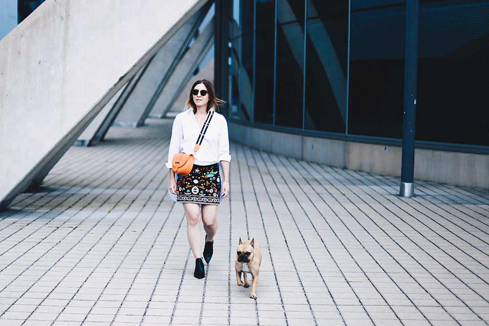 Bestickter Rock, Cut-Out Boots, Oversize Hemd, Tasche mit breitem Trageriemen, Streetstyle, Fashion Blog, Modeblog, whoismocca.me