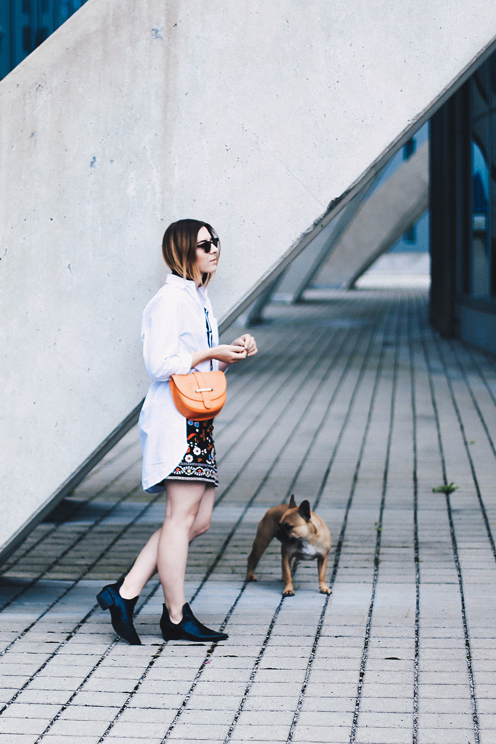 Bestickter Rock, Cut-Out Boots, Oversize Hemd, Tasche mit breitem Trageriemen, Streetstyle, Fashion Blog, Modeblog, whoismocca.me