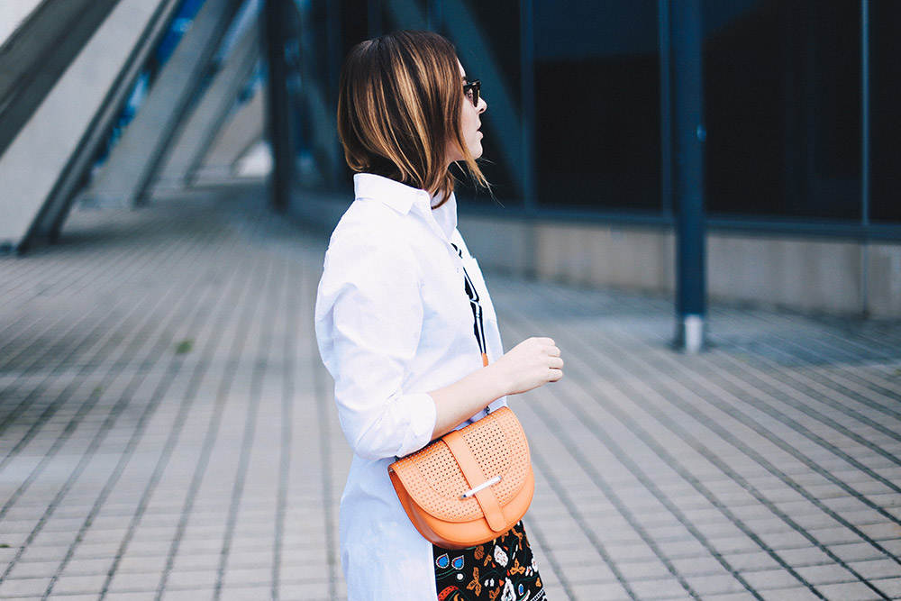 Bestickter Rock, Cut-Out Boots, Oversize Hemd, Tasche mit breitem Trageriemen, Streetstyle, Fashion Blog, Modeblog, whoismocca.me