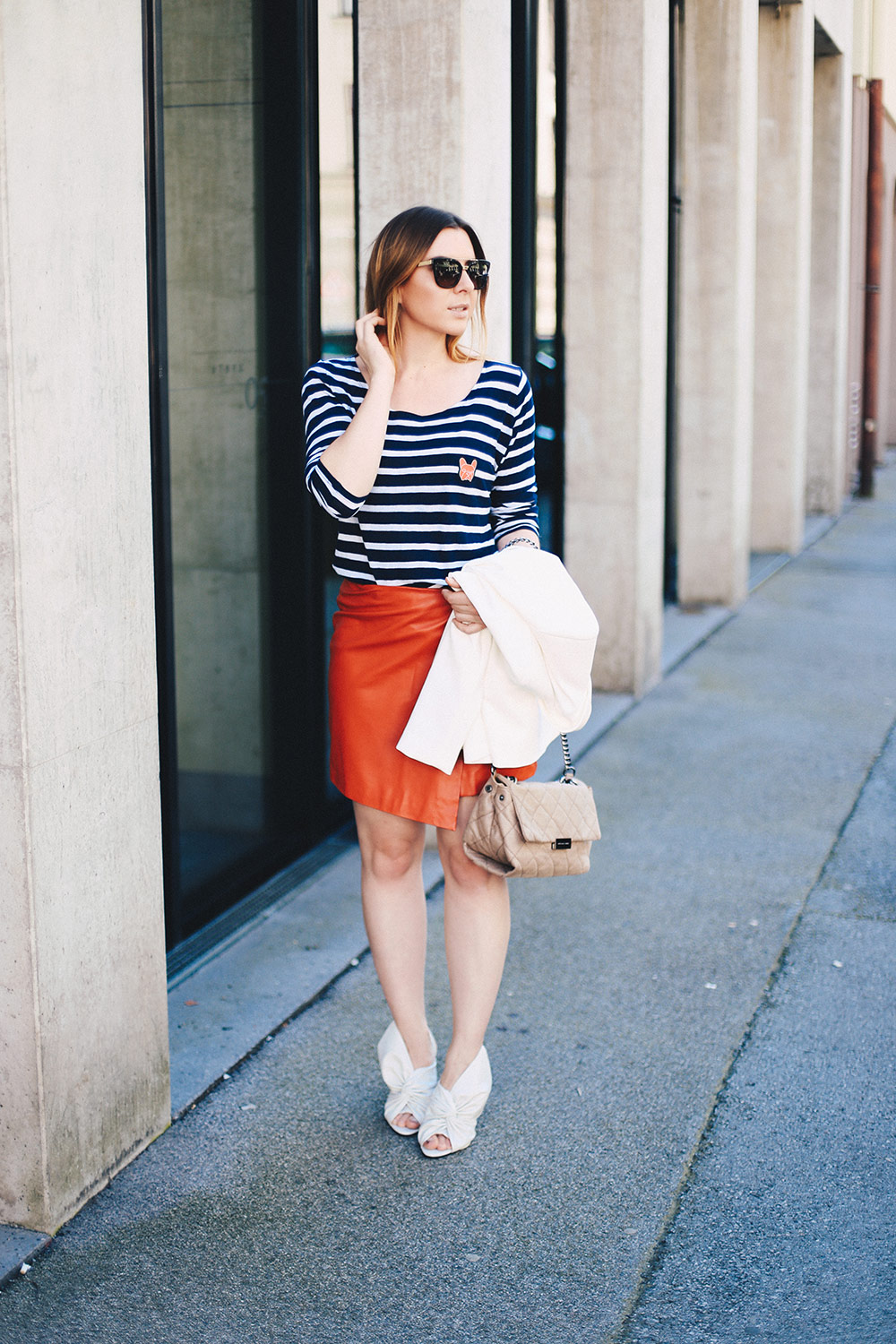 roter Lederrock, Streifenshirt, High Heels mit Schleife, Business Outfit, Stella McCartney, Modeblog, Fashion Blog, whoismocca.me