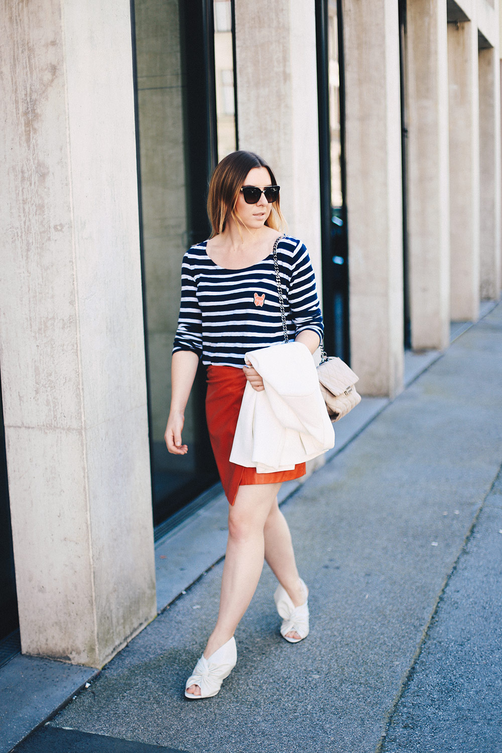 roter Lederrock, Streifenshirt, High Heels mit Schleife, Business Outfit, Stella McCartney, Modeblog, Fashion Blog, whoismocca.me