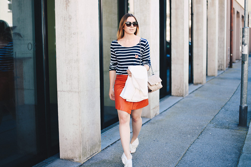 roter Lederrock, Streifenshirt, High Heels mit Schleife, Business Outfit, Stella McCartney, Modeblog, Fashion Blog, whoismocca.me