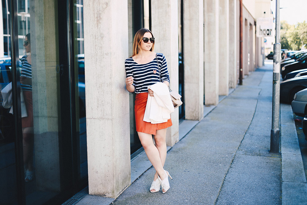 roter Lederrock, Streifenshirt, High Heels mit Schleife, Business Outfit, Stella McCartney, Modeblog, Fashion Blog, whoismocca.me