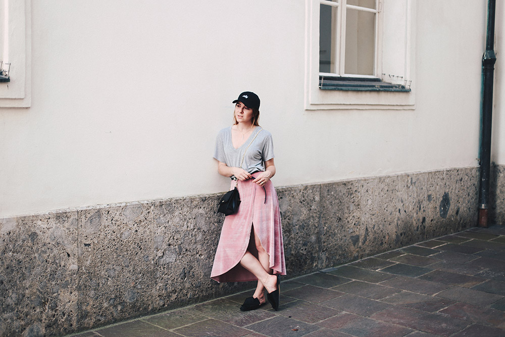 Sportliches Freizeit-Outfit mit rosa Samtrock und Wifey Baseball Kappe, Fashion Blog, Modeblog, whoismocca.me