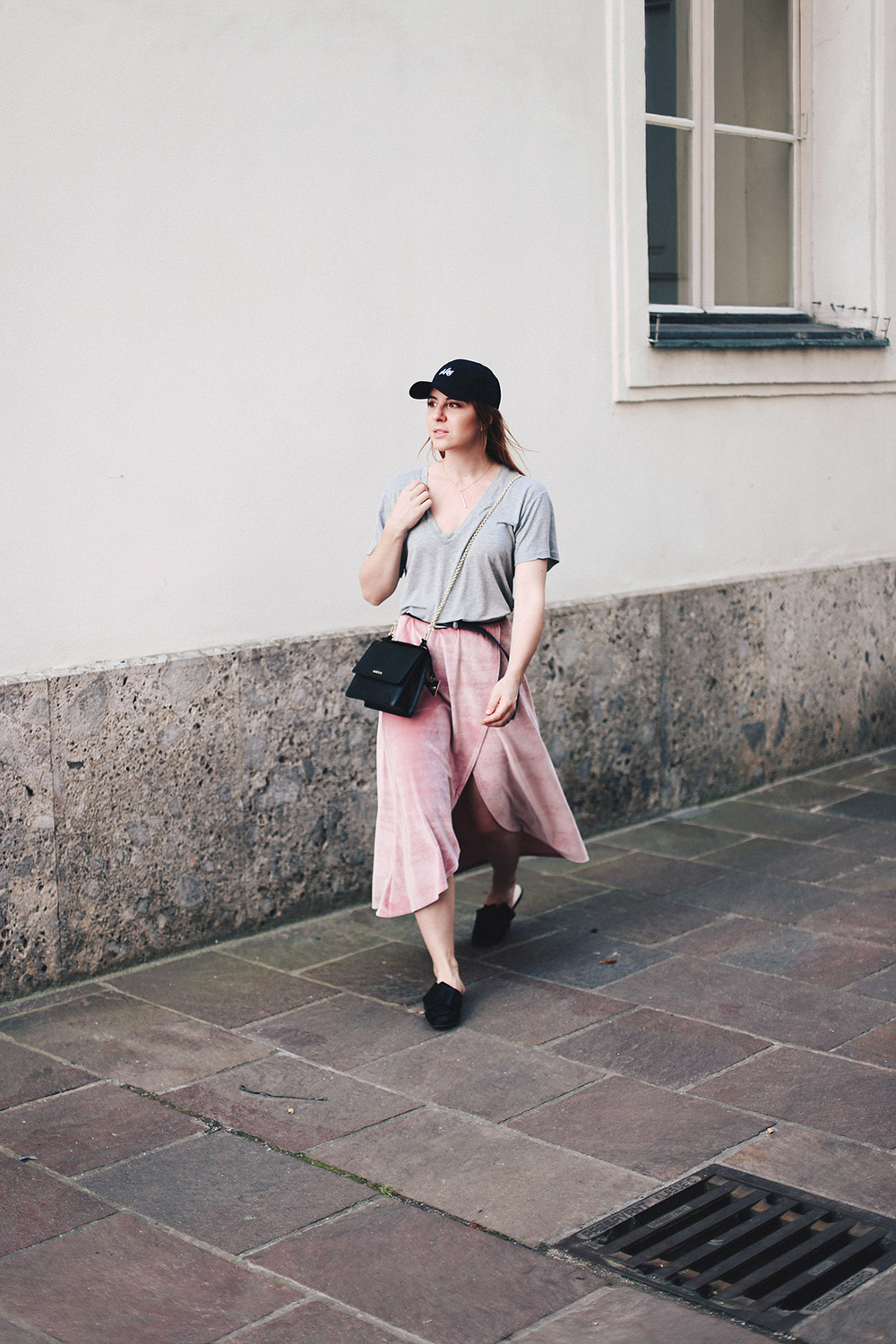 Sportliches Freizeit-Outfit mit rosa Samtrock und Wifey Baseball Kappe, Fashion Blog, Modeblog, whoismocca.me