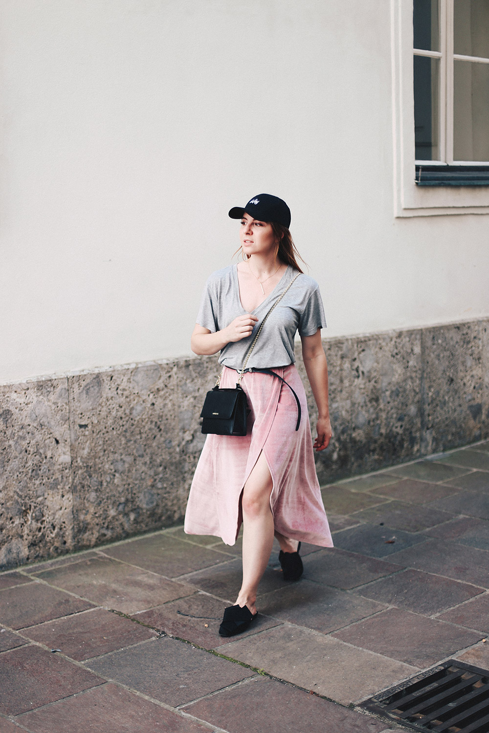 Sportliches Freizeit-Outfit mit rosa Samtrock und Wifey Baseball Kappe, Fashion Blog, Modeblog, whoismocca.me