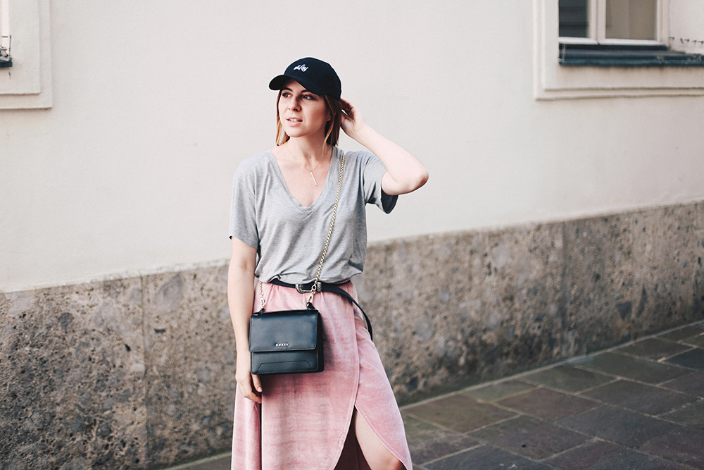 Sportliches Freizeit-Outfit mit rosa Samtrock und Wifey Baseball Kappe, Fashion Blog, Modeblog, whoismocca.me