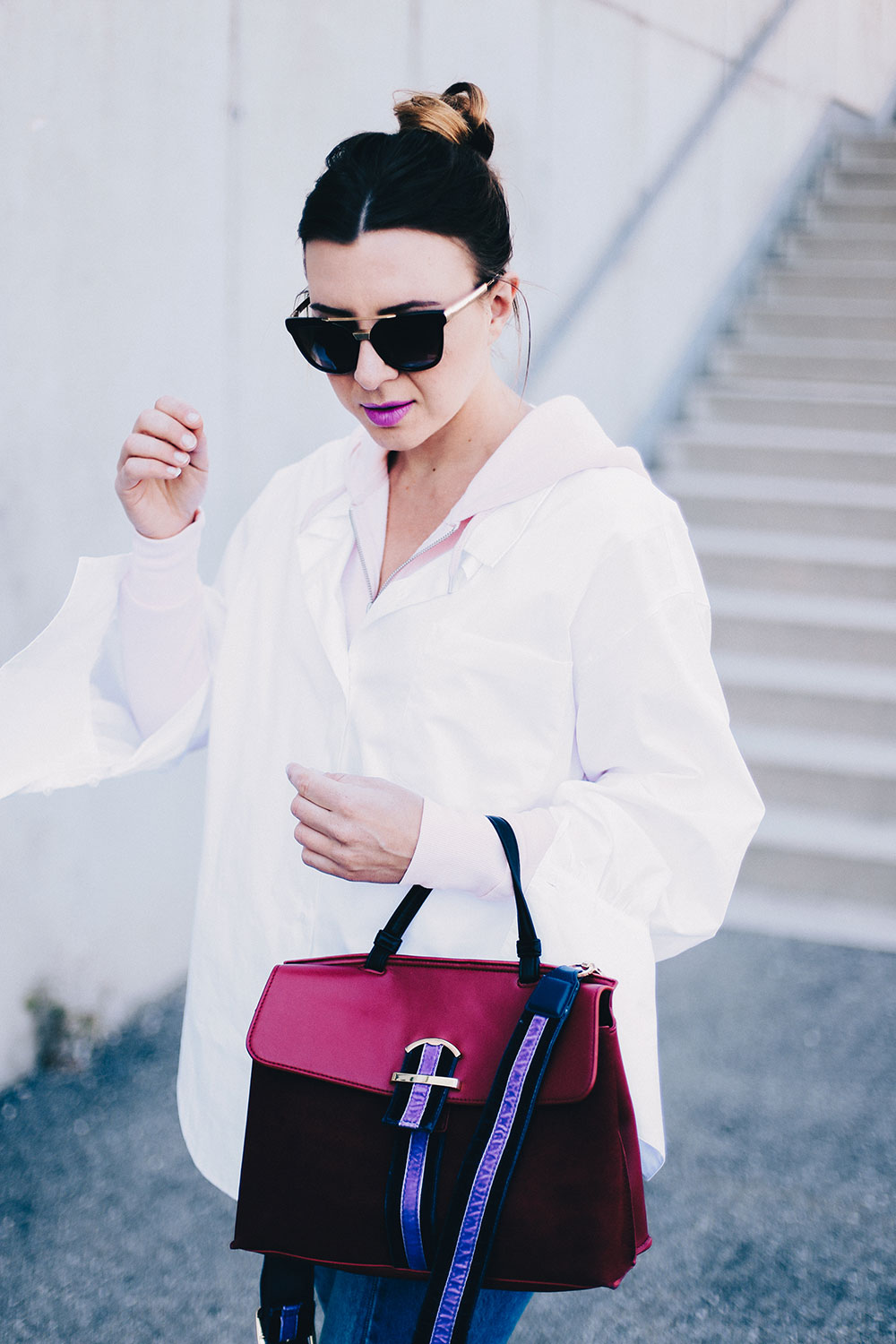 Herbst-Outfit Idee, Weiße Oversize-Bluse über rosa Sweatjacke, Streetstyle, Outfit Inspiration, Fashion Magazin, Fashion Blogger, Mode Blog, whoismocca.me