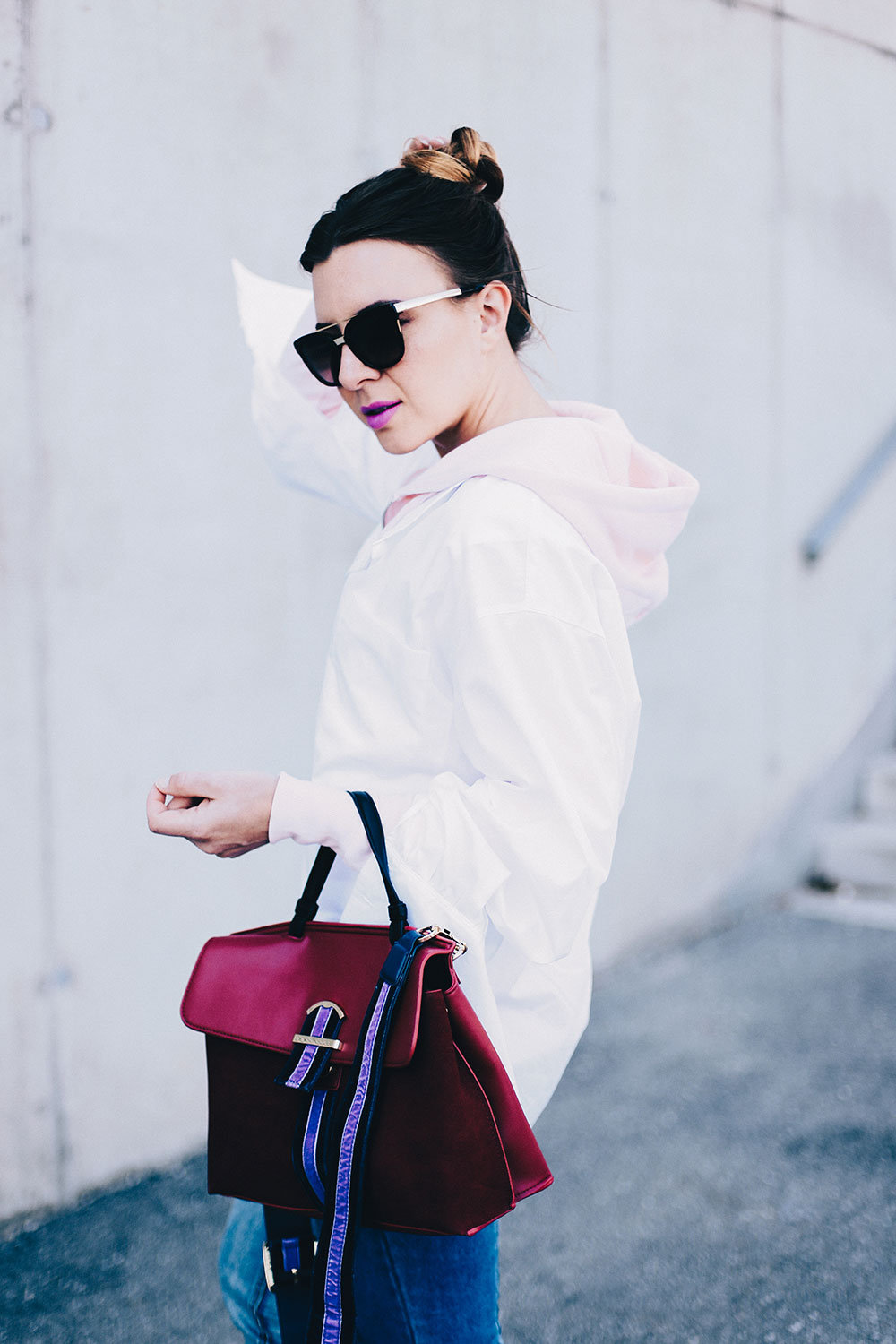 Herbst-Outfit Idee, Weiße Oversize-Bluse über rosa Sweatjacke, Streetstyle, Outfit Inspiration, Fashion Magazin, Fashion Blogger, Mode Blog, whoismocca.me