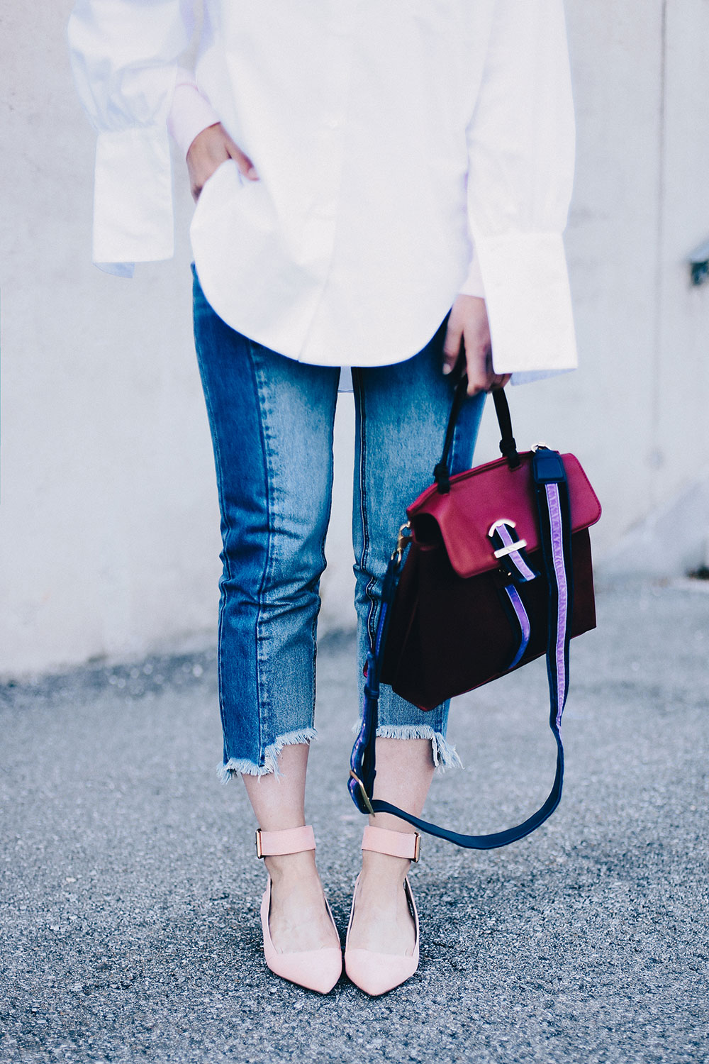 Herbst-Outfit Idee, Weiße Oversize-Bluse über rosa Sweatjacke, Streetstyle, Outfit Inspiration, Fashion Magazin, Fashion Blogger, Mode Blog, whoismocca.me