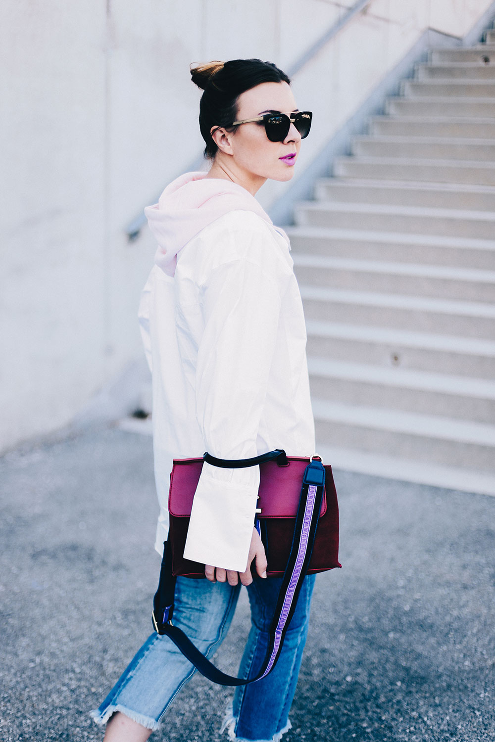 Herbst-Outfit Idee, Weiße Oversize-Bluse über rosa Sweatjacke, Streetstyle, Outfit Inspiration, Fashion Magazin, Fashion Blogger, Mode Blog, whoismocca.me