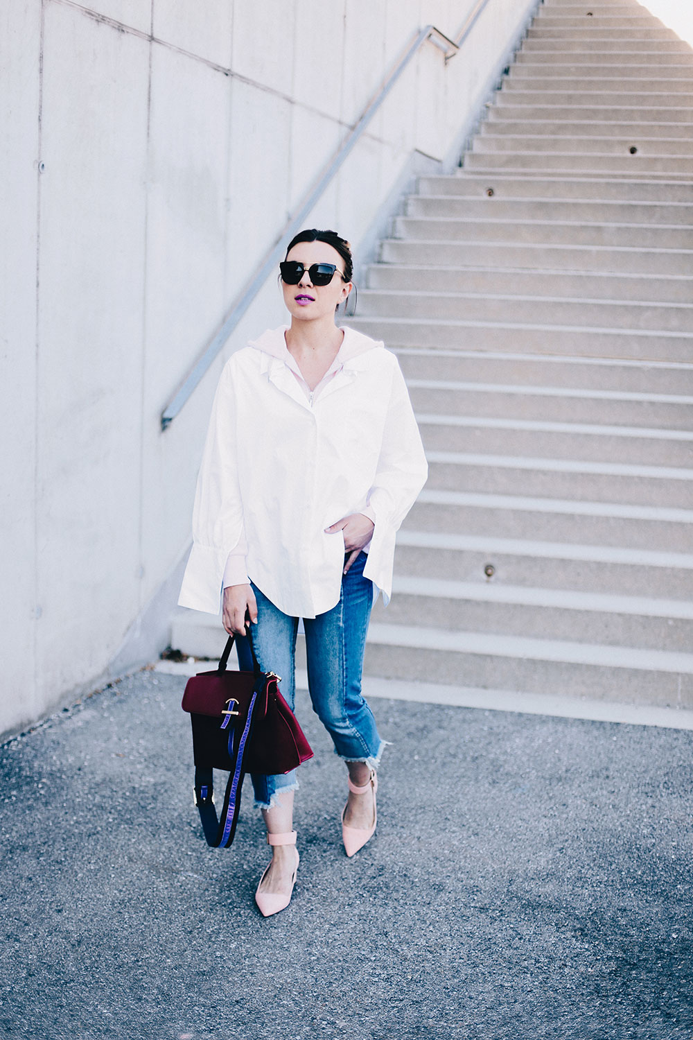 Herbst-Outfit Idee, Weiße Oversize-Bluse über rosa Sweatjacke, Streetstyle, Outfit Inspiration, Fashion Magazin, Fashion Blogger, Mode Blog, whoismocca.me