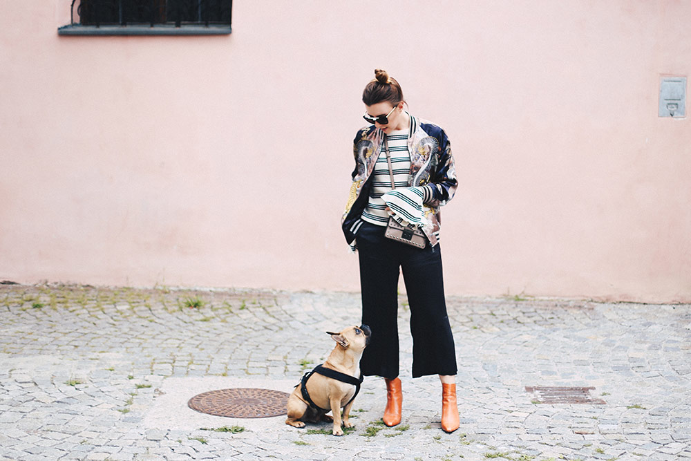 Herbst-Outfit mit Glockenärmel, Bomberjacke mit Print, schwarze Culotte, Trompetenärmel, Bell Sleeves, Print-Mix, Michael Kors Nieten Tasche, Fashion Blog, Mode Blog, whoismocca.me