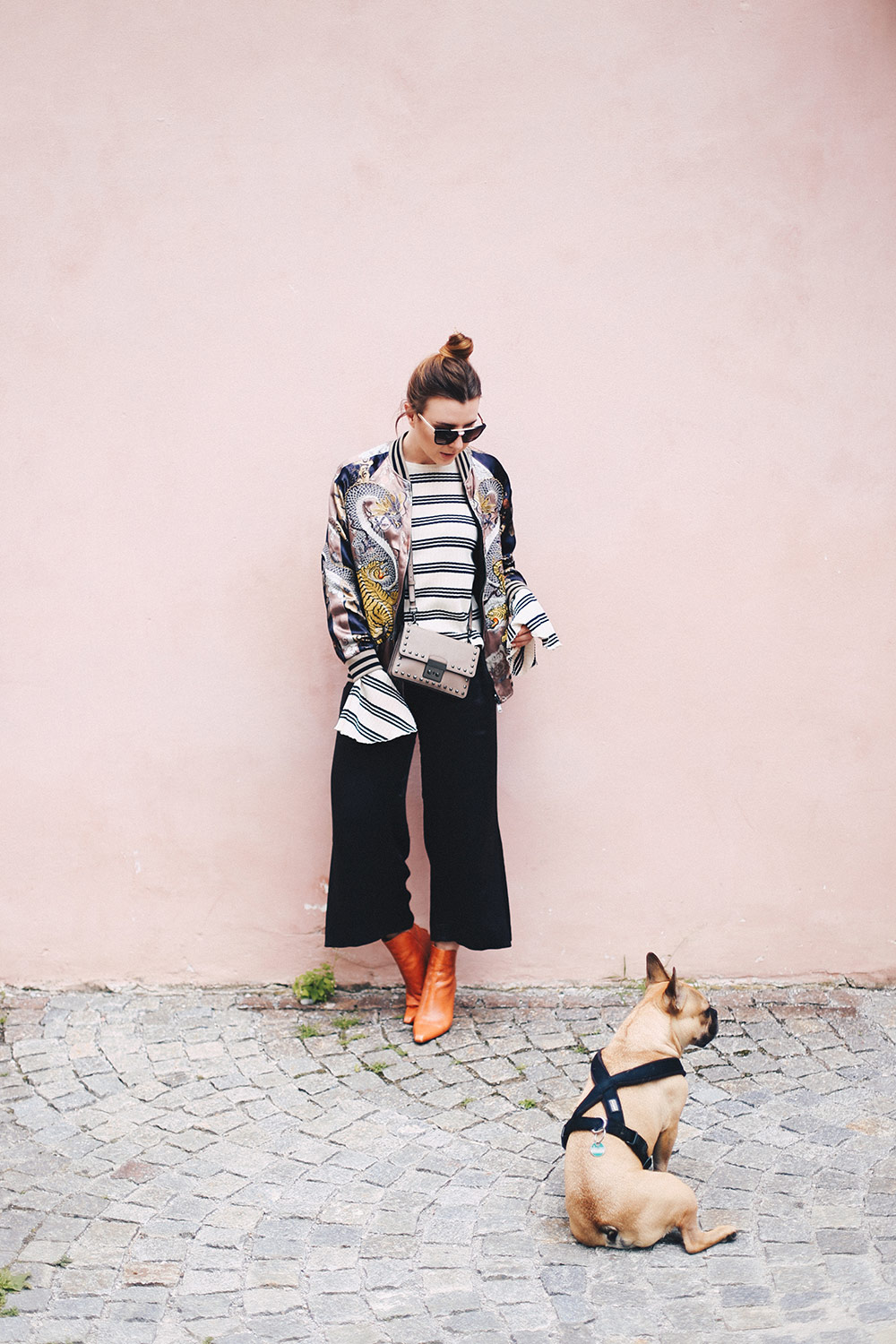 Herbst-Outfit mit Glockenärmel, Bomberjacke mit Print, schwarze Culotte, Trompetenärmel, Bell Sleeves, Print-Mix, Michael Kors Nieten Tasche, Fashion Blog, Mode Blog, whoismocca.me