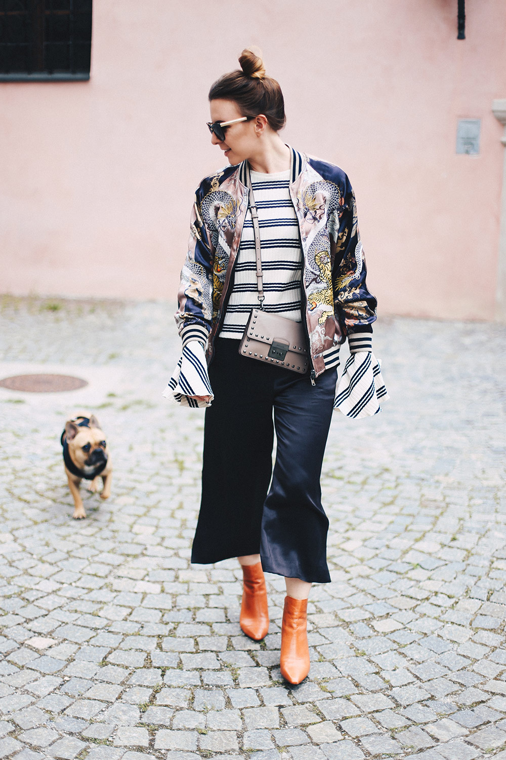 Herbst-Outfit mit Glockenärmel, Bomberjacke mit Print, schwarze Culotte, Trompetenärmel, Bell Sleeves, Print-Mix, Michael Kors Nieten Tasche, Fashion Blog, Mode Blog, whoismocca.me