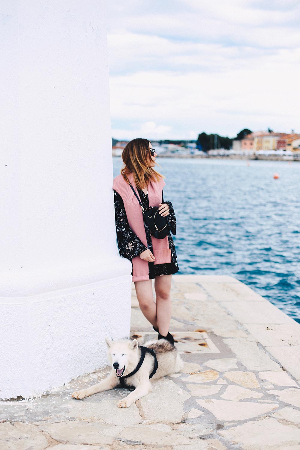 Ivyrevel Kleid mit Trompetenärmel, rosa Oversize-Pullover, Rucksack, Spätsommer Outfit, Sommerkleid im Herbst, Streetstyle, Modeblog, Fashionblog, whoismocca.me